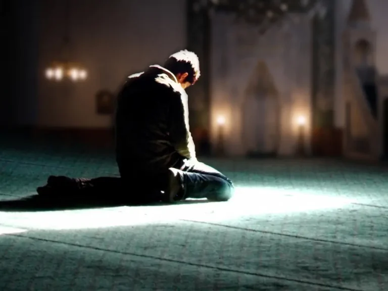 duduk-bersimpuh-bertaubat-pada-allah