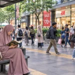 wanita-membaca-al-qur'an-dikeramaian